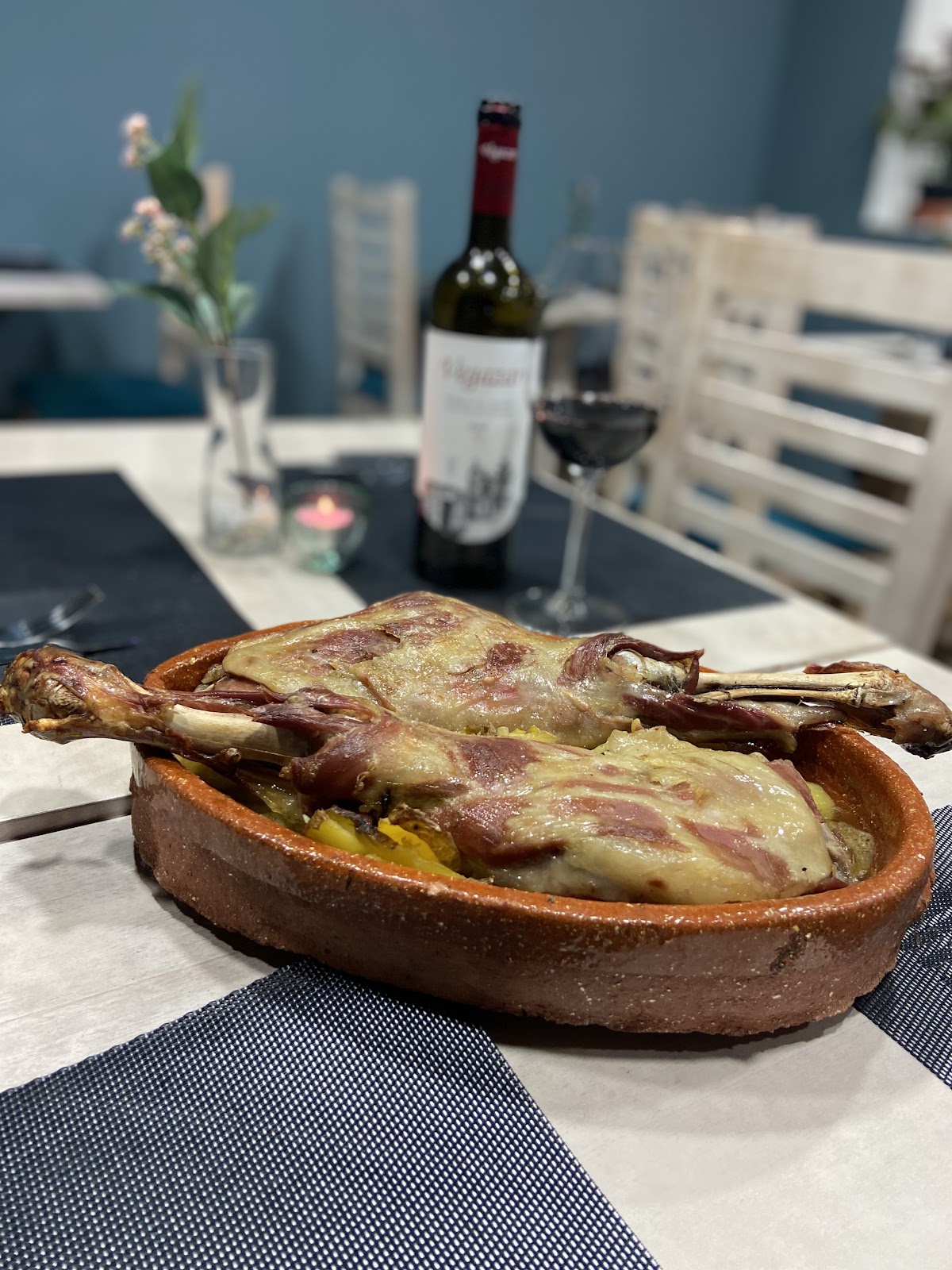 Plato de cordero al horno con verduras