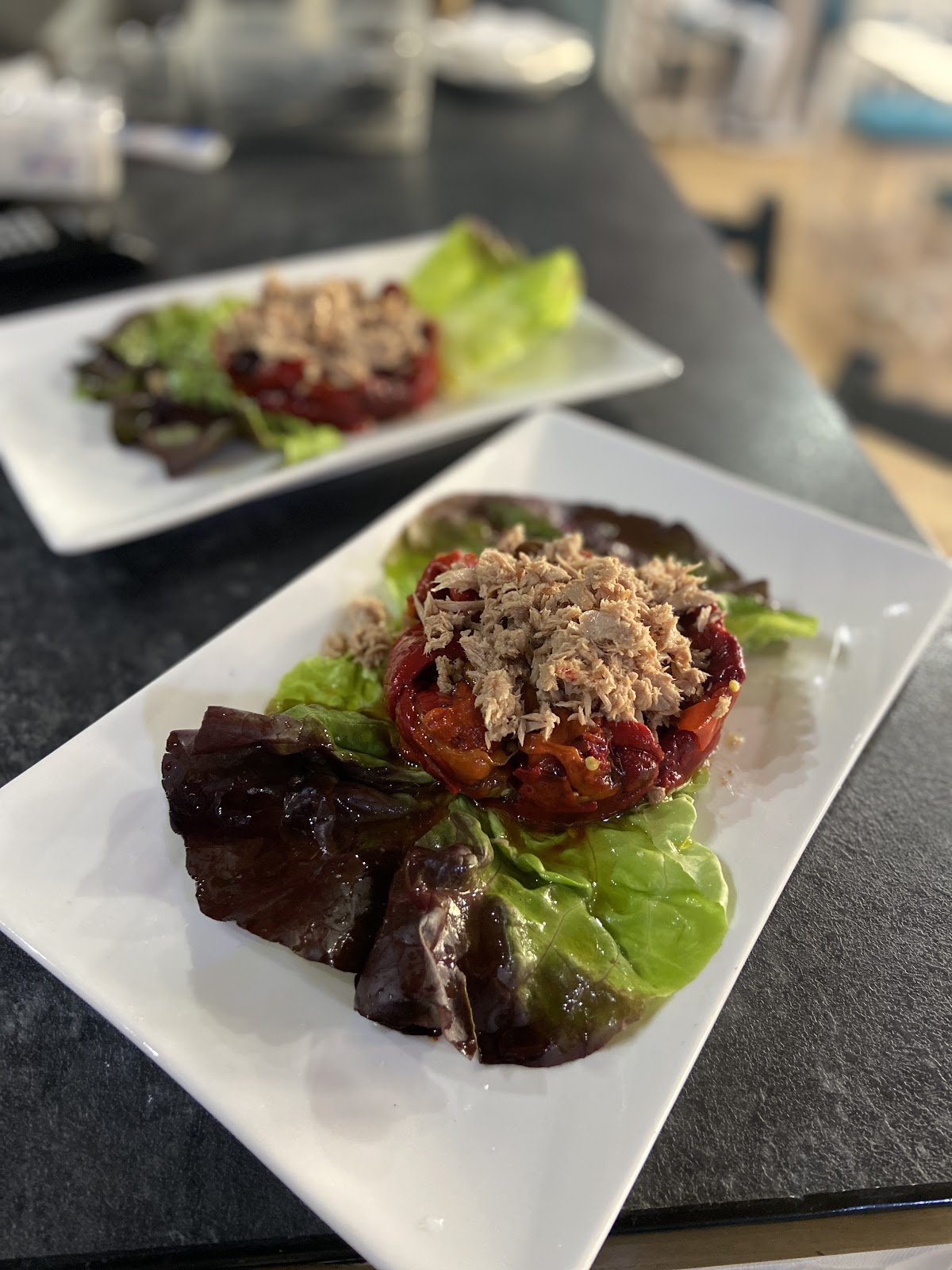 Ensalada fresca de atún con pimientos asados