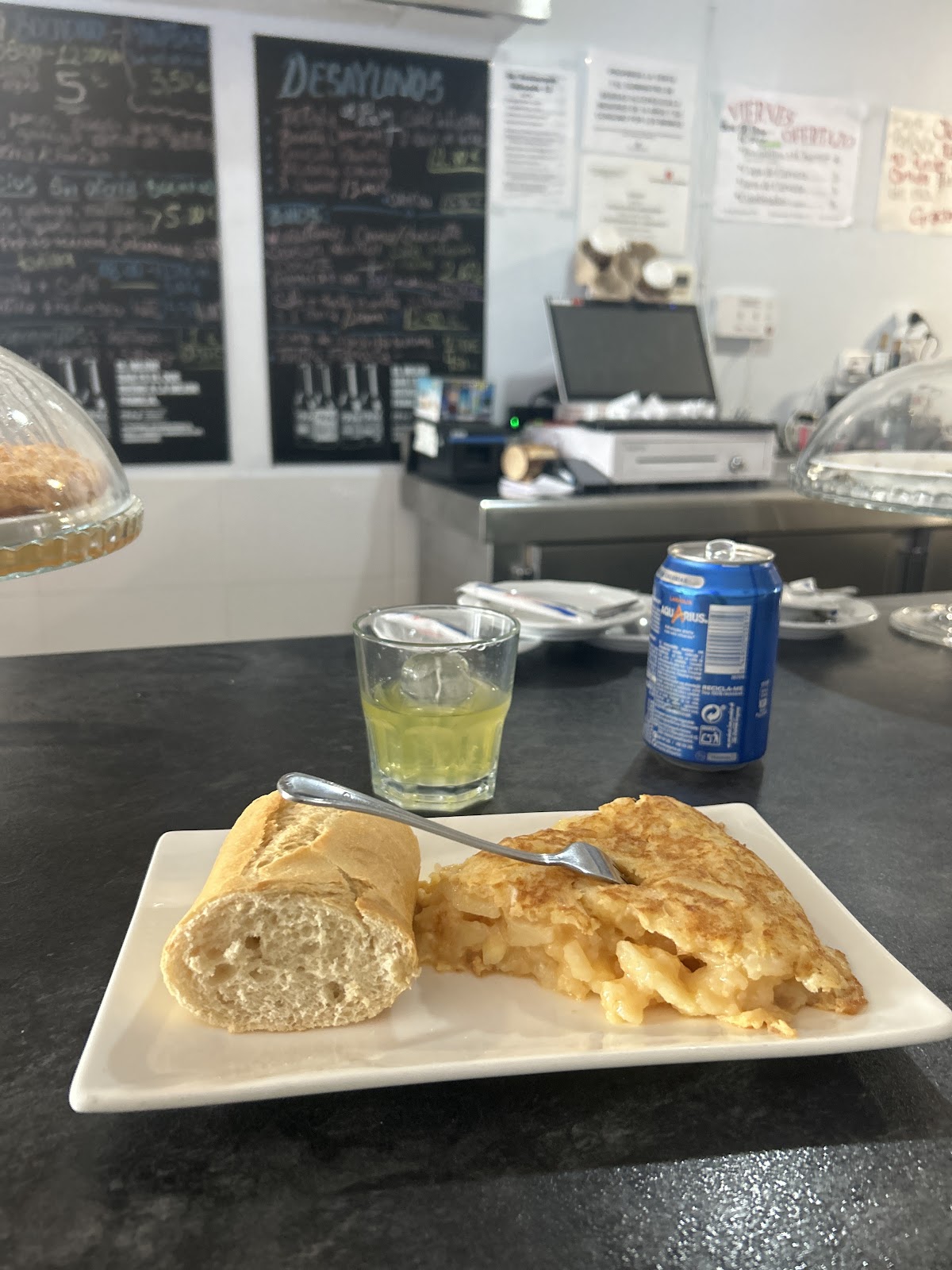 Tortilla de patatas casera acompañada de pan